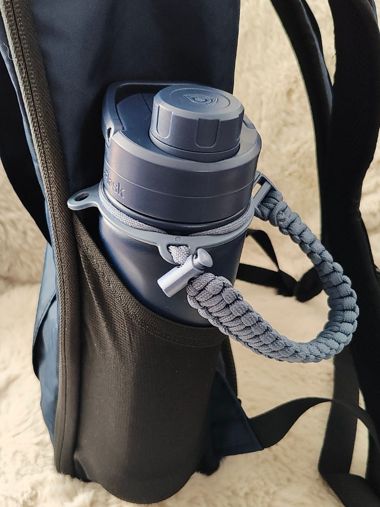 Cicada 0426 side pocket with water bottle