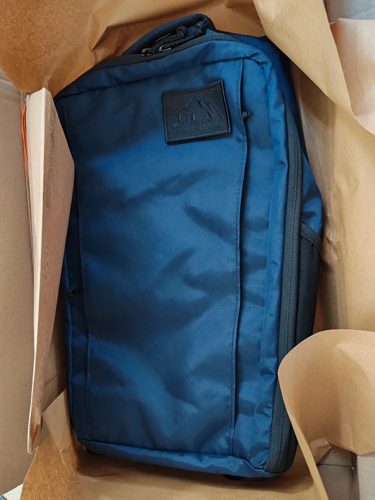 Cicada 0426 unboxing in shipping box